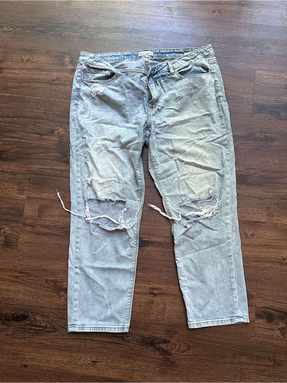 Studio Light Blue Distressed women’s Relaxed Jeans